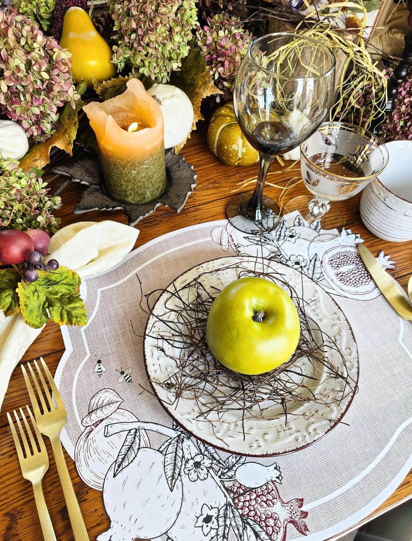 BURLAP LOOK WITH POM AND APPLES