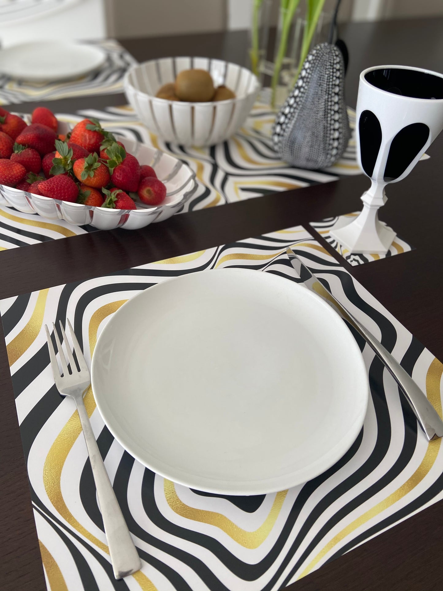 BLACK AND GOLD OP-ART PAPER PLACEMAT